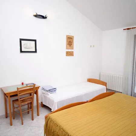With A Parking Space Gornje Selo, Solta - 5170 בית הארחה