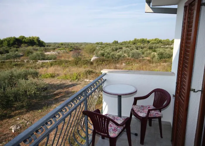 Konukevi With A Parking Space Gornje Selo, Solta - 5170